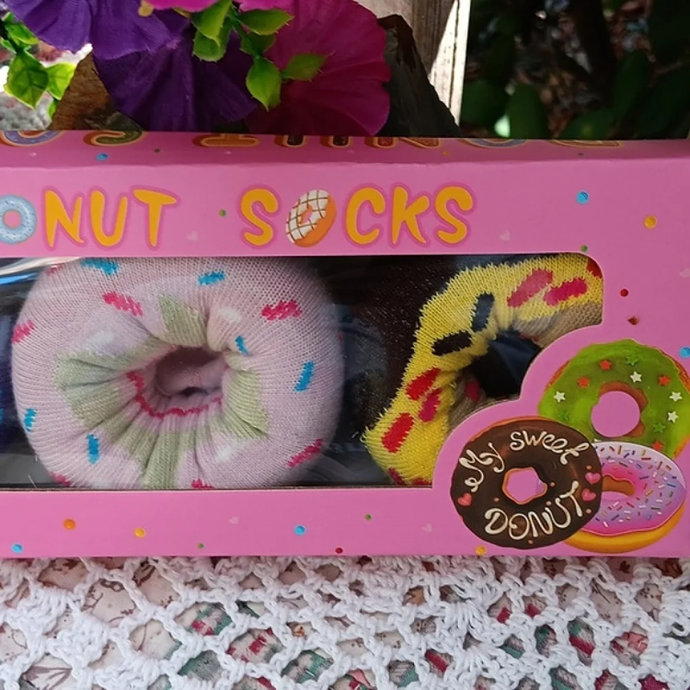 🆕️LAST BOX🍩DONUT NOVELTY COLORFUL UNIQUE SOCKS/SET OF 3 IN BAKERY BOX